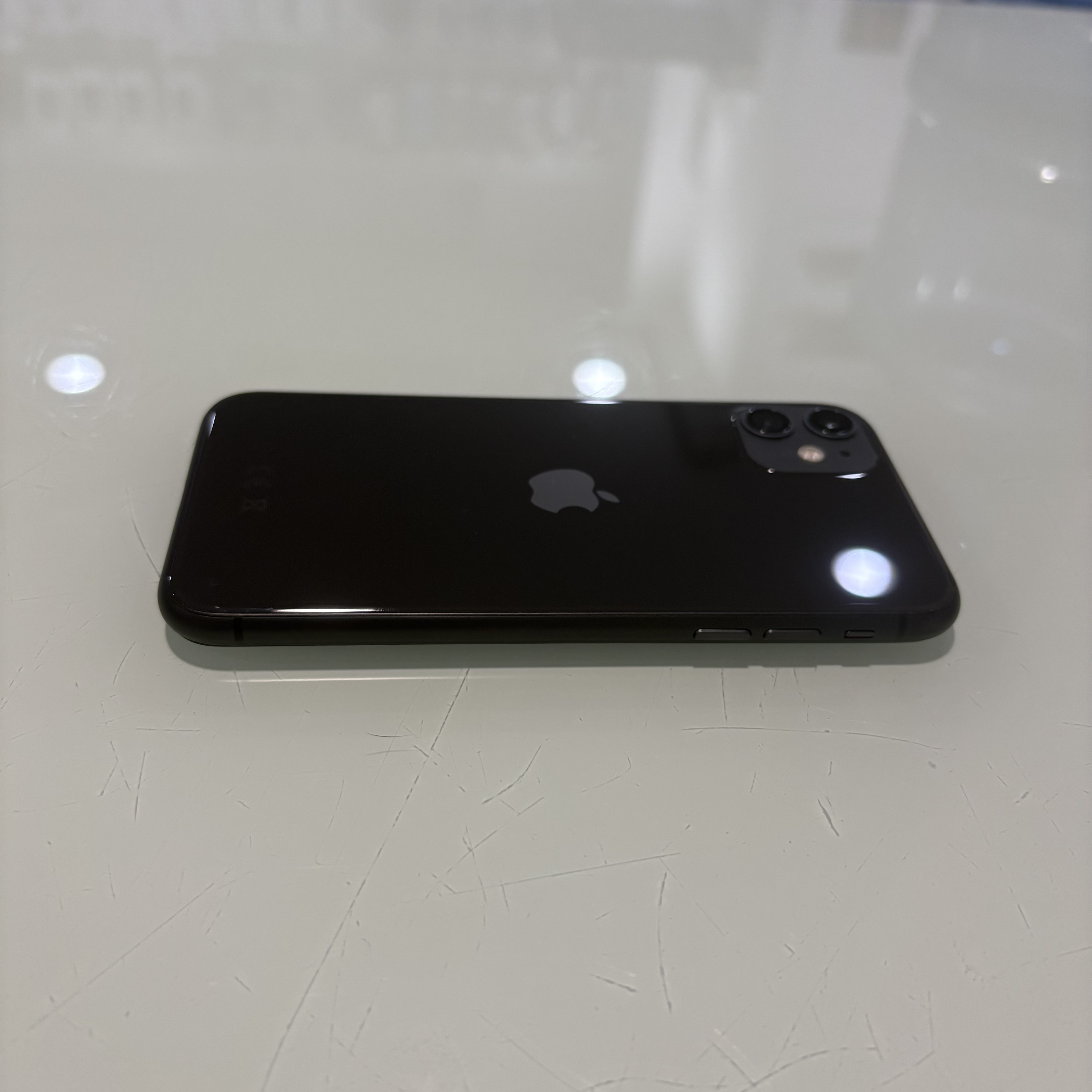 Apple iPhone 11 - 128 GB - fekete (221)