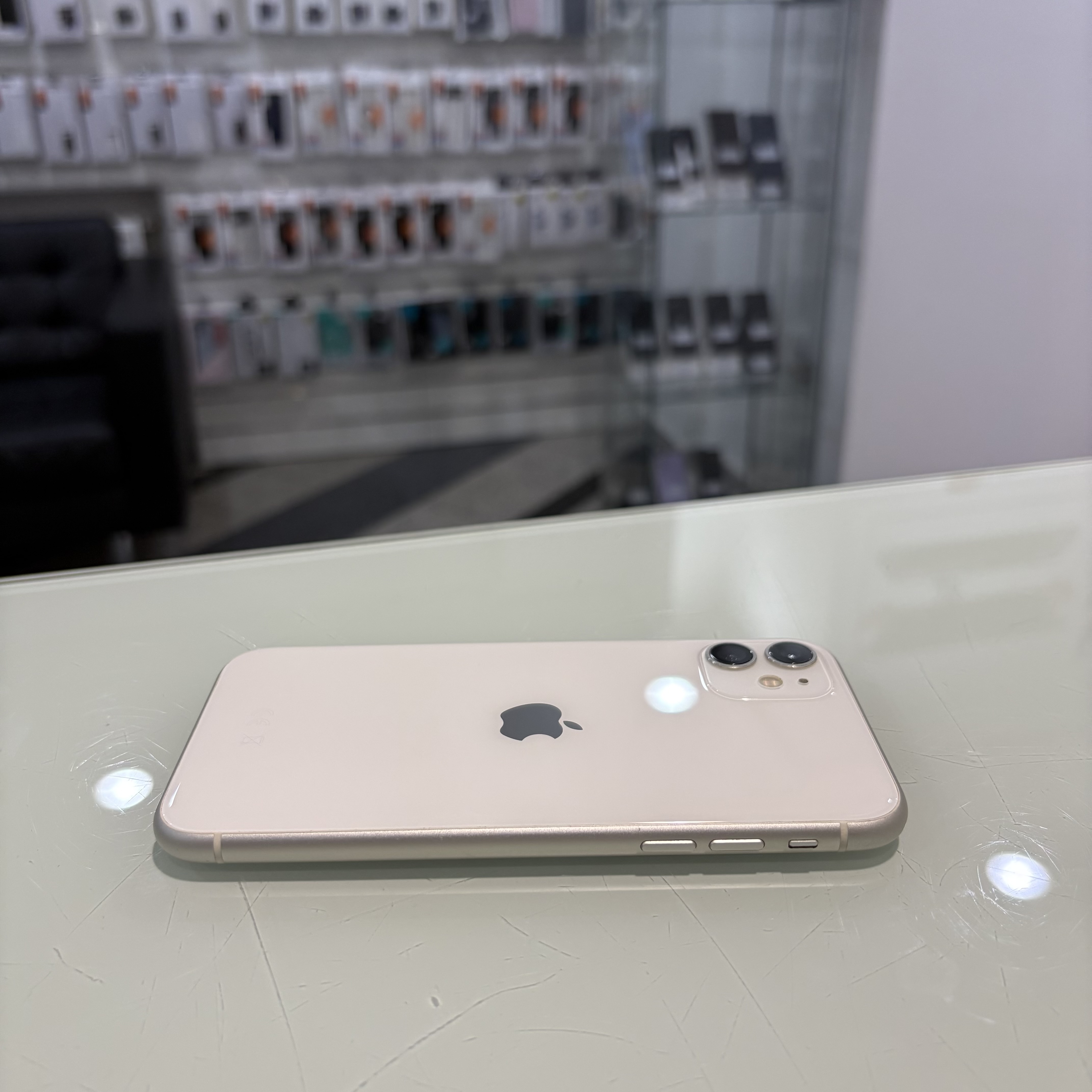 Apple iPhone 11 - 64 GB - fehér (263)