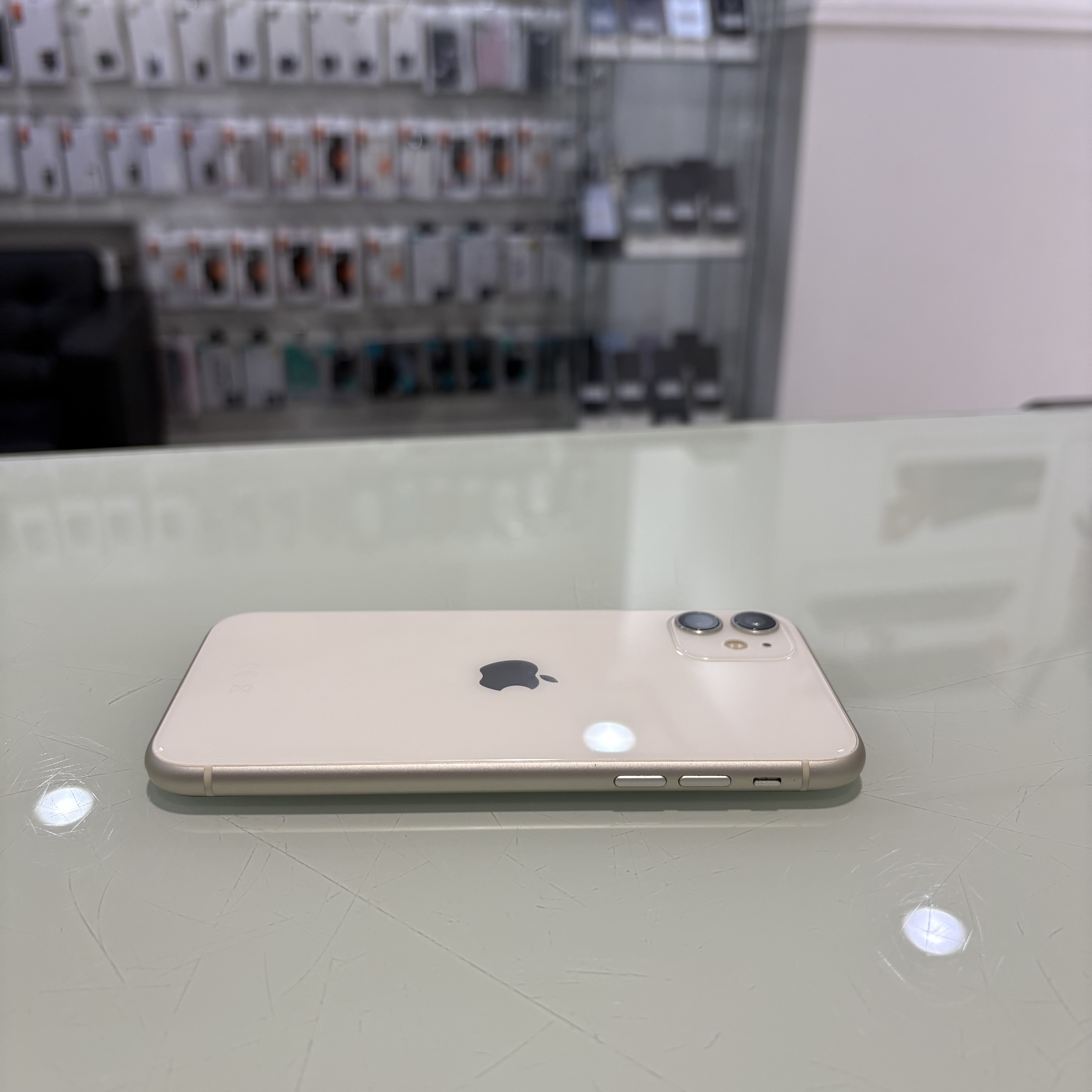 Apple iPhone 11 - 64 GB - fehér (289)