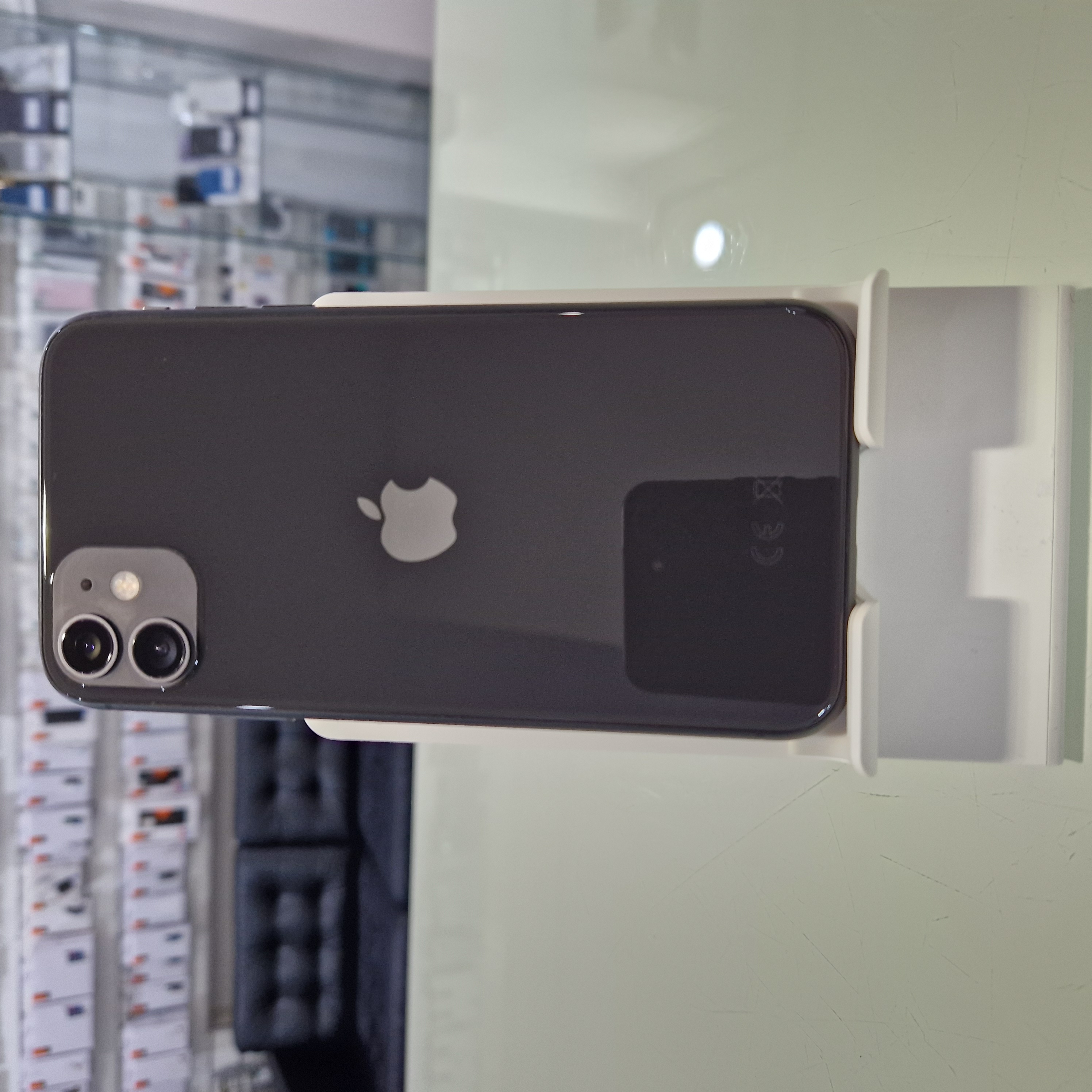 Apple iPhone 11 - 64 GB - fekete (231)