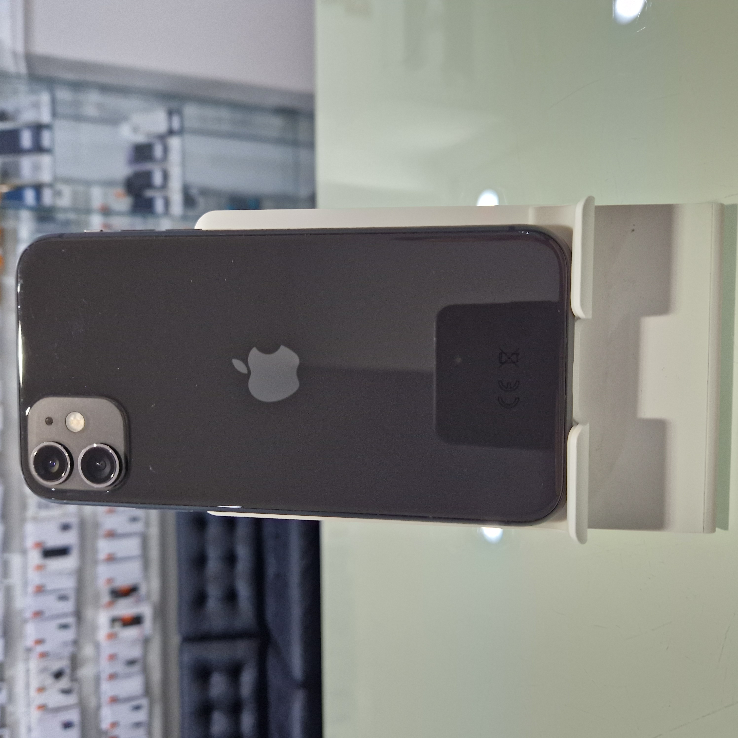 Apple iPhone 11 - 64 GB - fekete (236)