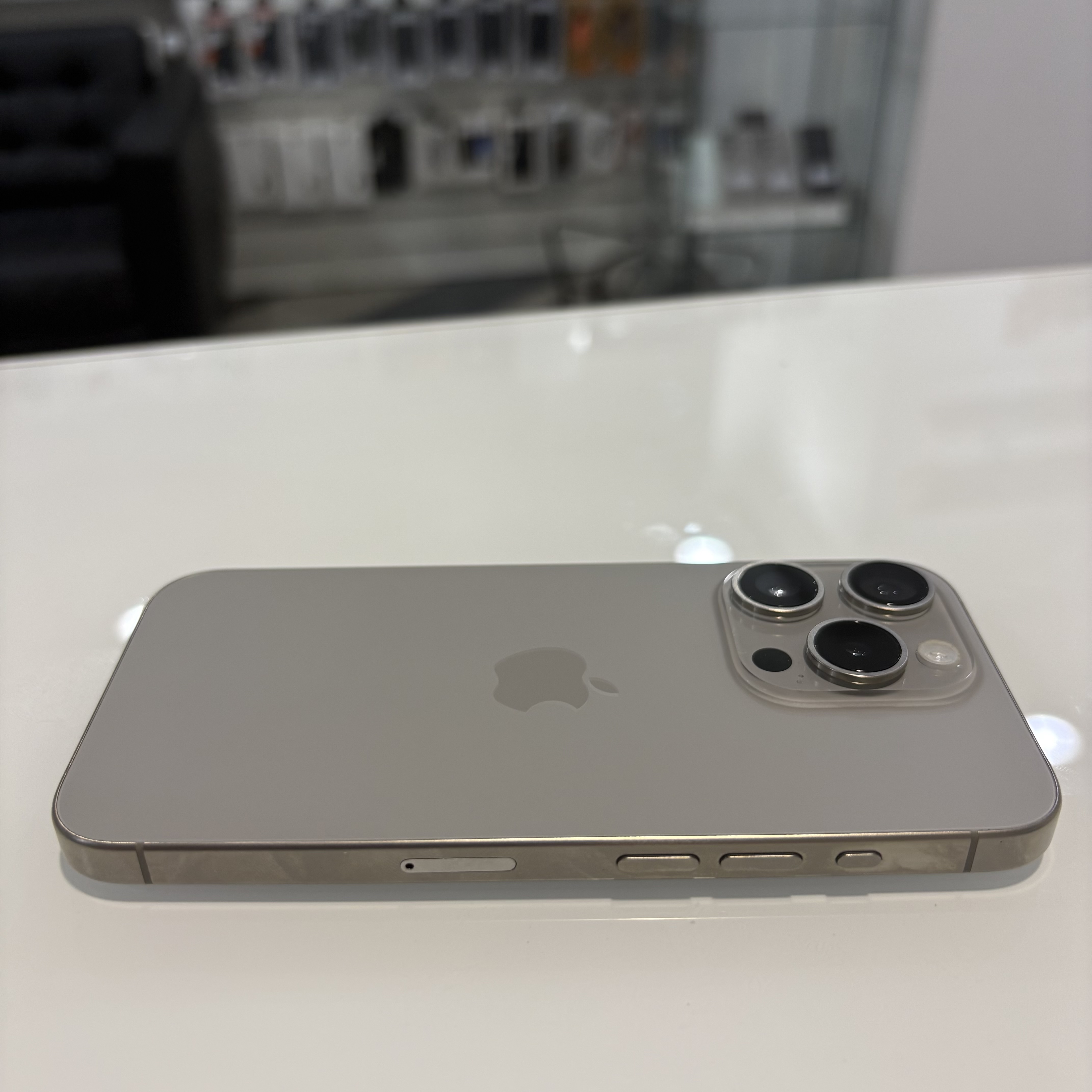 Apple iPhone 15 Pro - 128 GB - szürke (475)