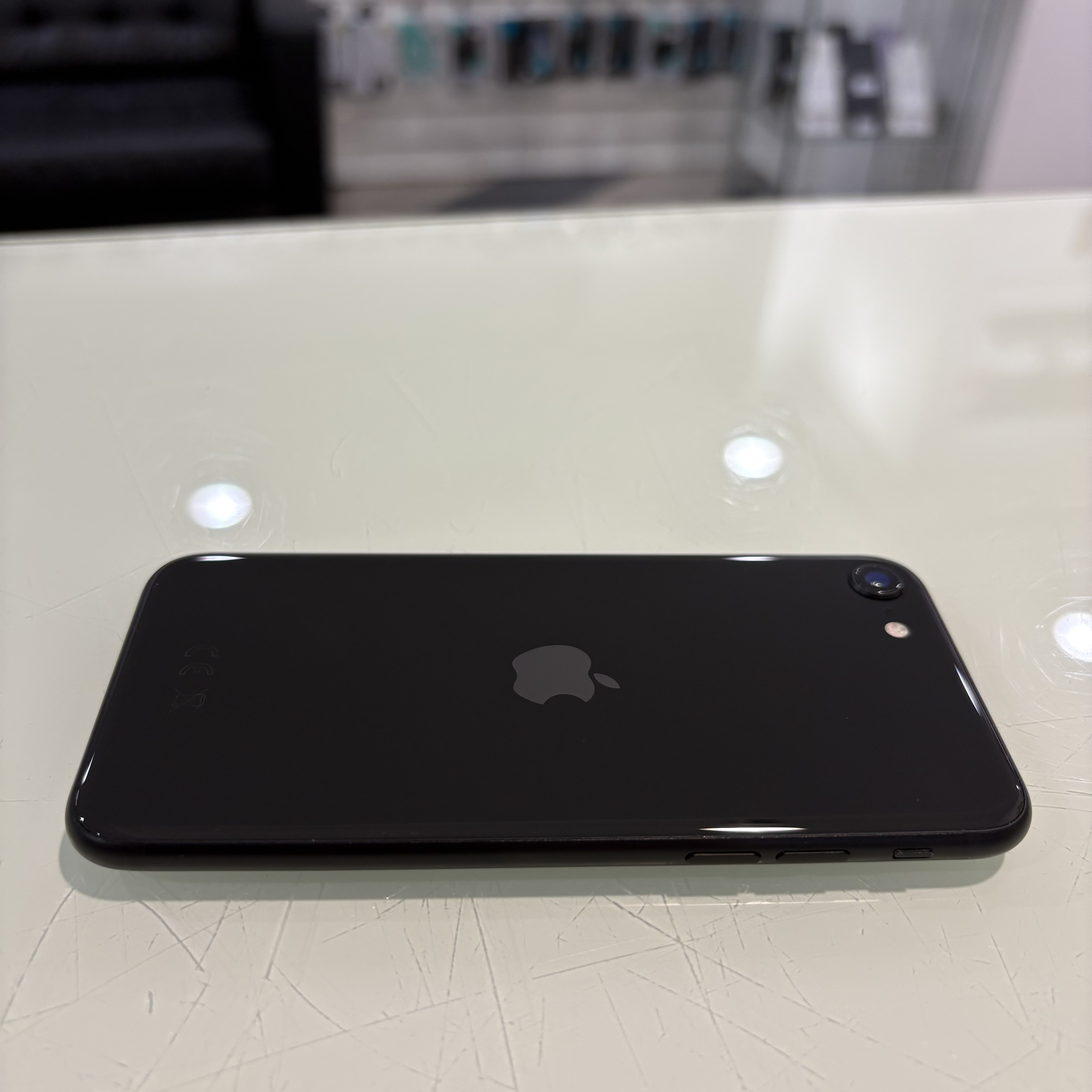 Apple iPhone SE (2020) - 64 GB - fekete (249)