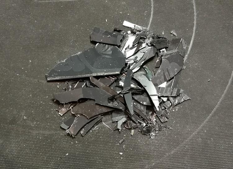 iPhone_X_torott_hatlap_darabokban