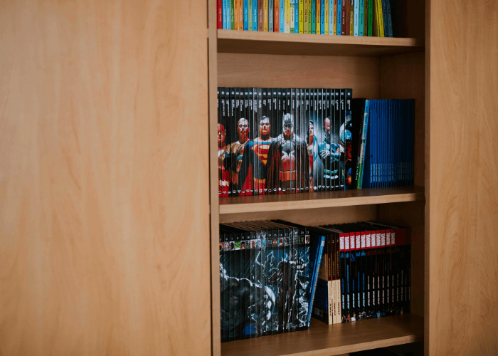 A Smart Clinic fejlesztőjének saját képregénygyűjteménye, sorba állítva.