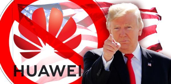 Donald Trump egy Huawei logó előtt