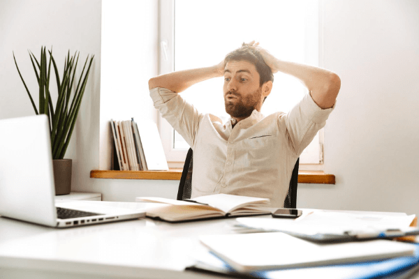 Férfi az íróasztalnál