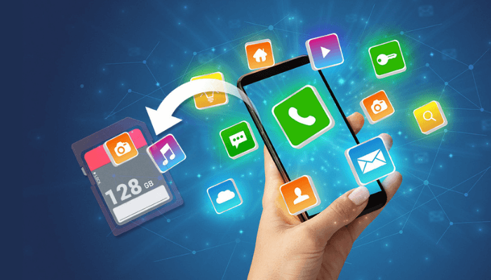 Nő kezében okostelefon, amint épp fájlokat ment a telefon SD-kártyájára.