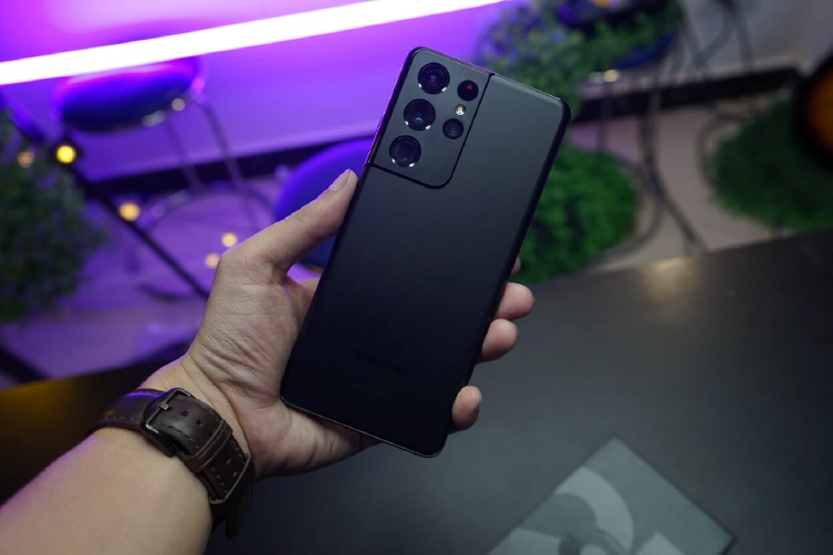 Egy nő a kezében tartja a legújabb Galaxy 21-et.