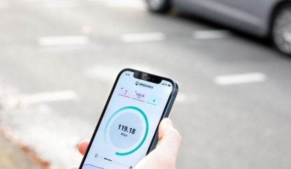 Egy telefon letöltési sebesség mérése közben