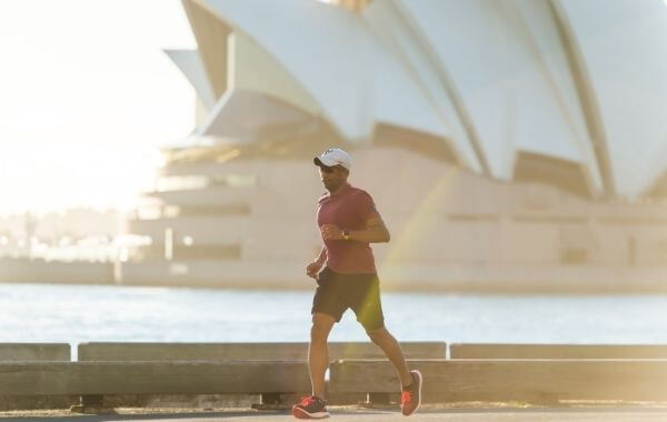 Futó ember okosórával a kezén