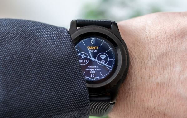 Egy pulzust mérő okosóra egy férfi kezén