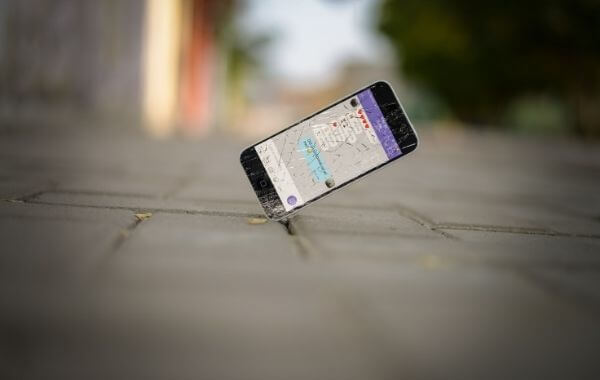 Talajba csapódó okostelefon