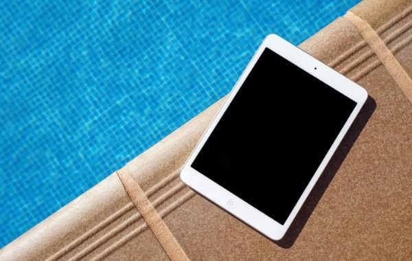 iPad a medence mellett