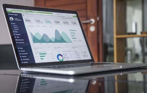 Adatok és grafikonok egy laptopon