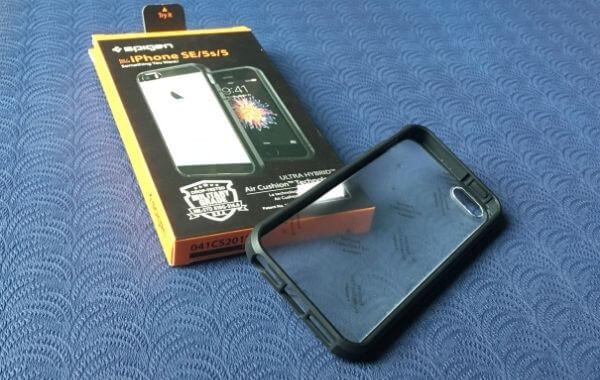 Spigen Ultra Hybrid a dobozával