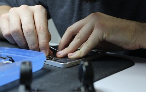 Egy iPhone SE szervizelése