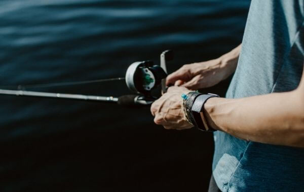 Fitbit okosóra egy horgász karján