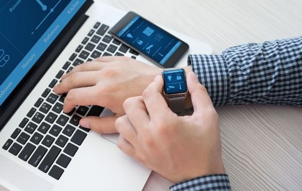 Okosóra egy férfi csuklóján