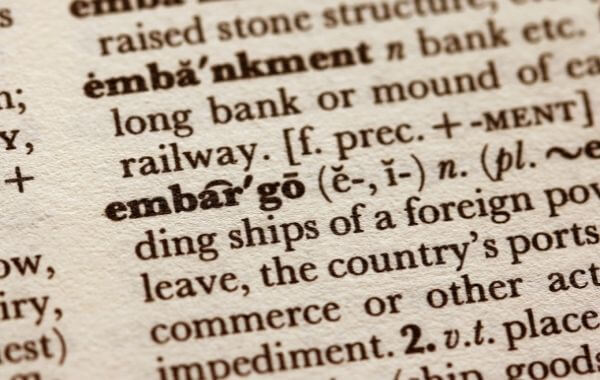 Az embargó szó egy angol szótárban