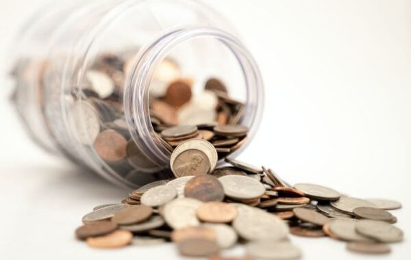 Pénz ömlik ki egy befőttesüvegből