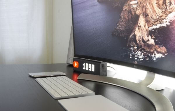 LG monitor egy asztalon