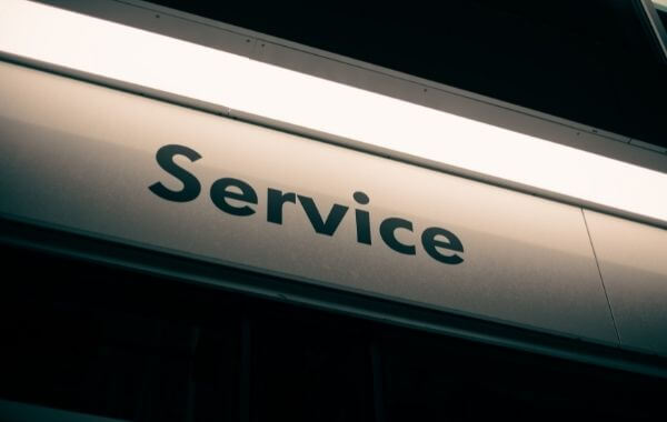 Service felirat megvilágítva