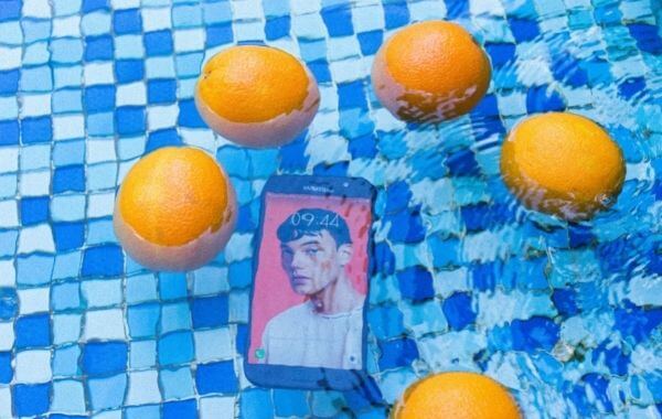 Egy okostelefon a medencében