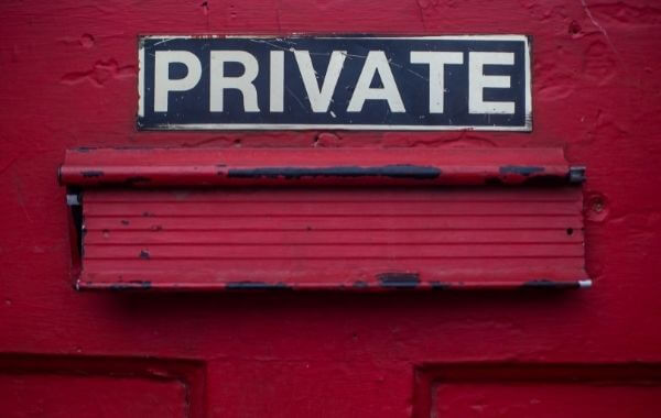 Private felirat egy vörös falon