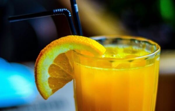 Frissítő narancslé szívószállal