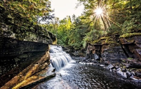Több lépcsős vízesés naplementében