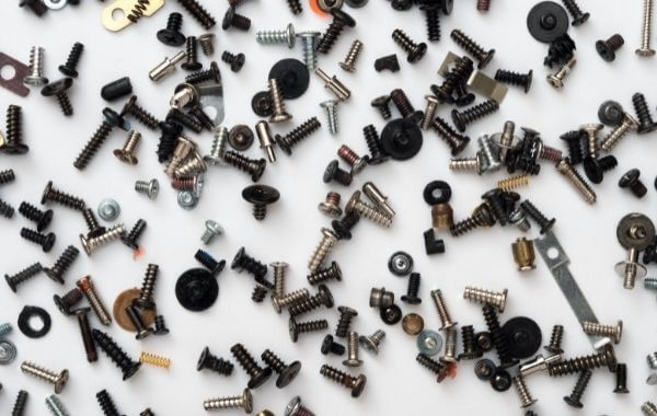 Több fel csavar egy fehér asztalon