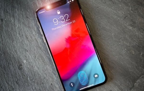 Egy iPhone kijelzőbe épített ujjlenyomat-olvasóval