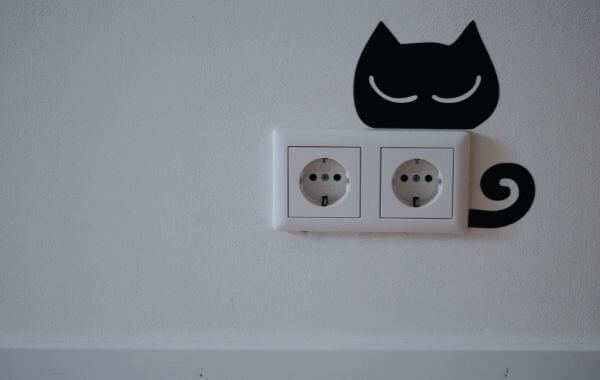Konnektor a falon macskás falfestéssel