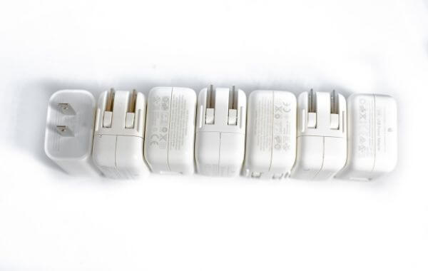 iPhone töltők egymás mellé rakva