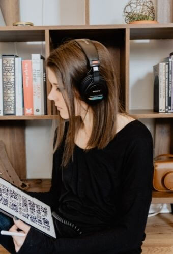 Lány fejhallgatóval és iPaddel