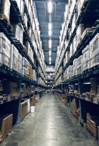 Hatalams raktár polcokkal