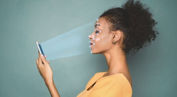Face ID mintavétel egy női arcról