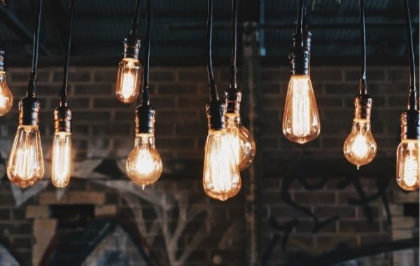 Falról lógó izzók