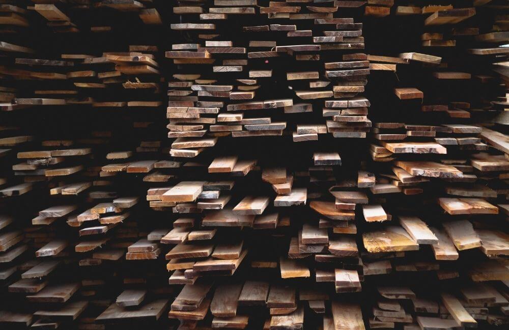 Nagy rakás fa alapanyag