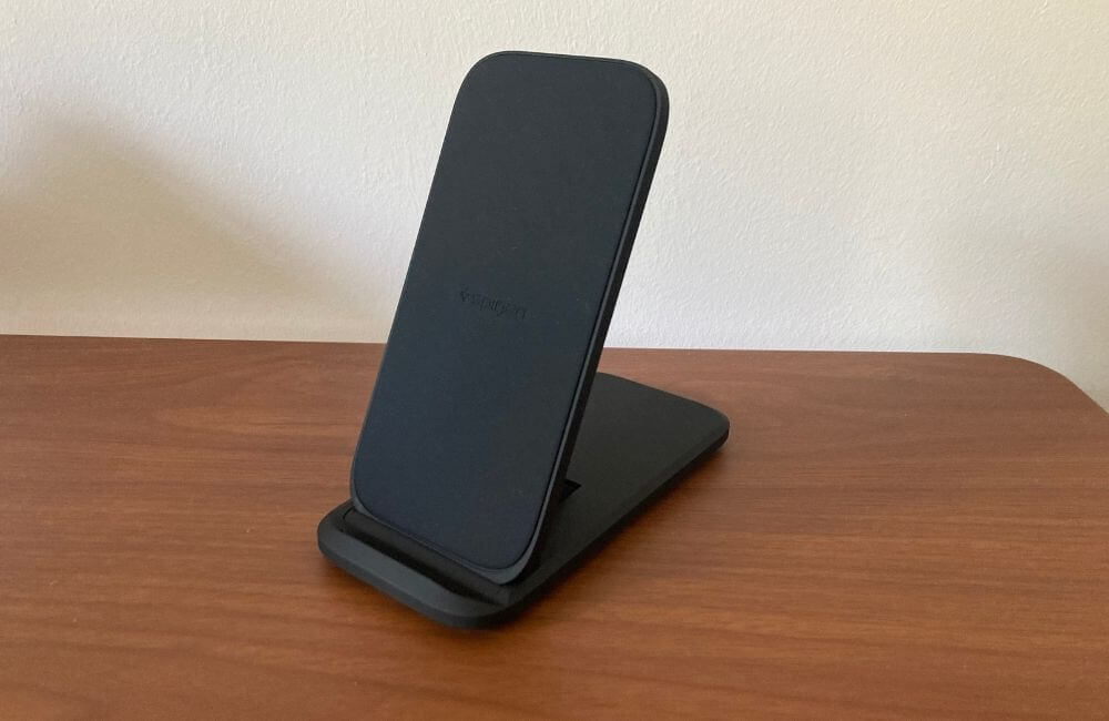 Spigen SteadiBoost Flex Wireless Charger felállított állapotban