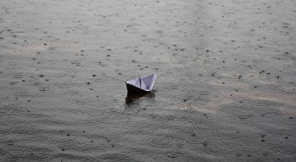 Papírból hajtogatott kishajó a vízen