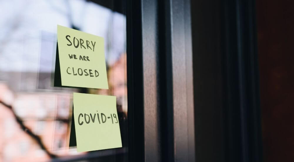 ,,Covid miatt zárva" felirat egy ajtón