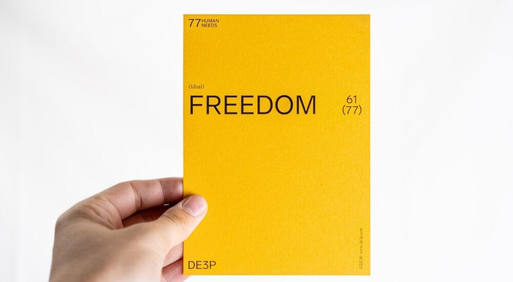 Freedom felirat egy sárga papíron