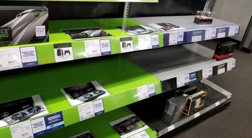 Üres polcok egy számítástechnikai boltban