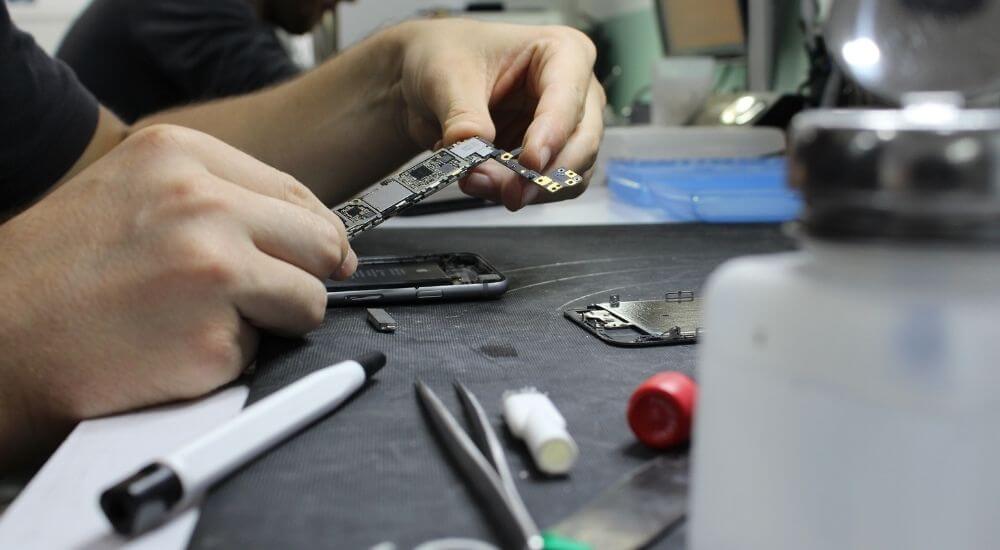 iPhone javítás egy szervizben