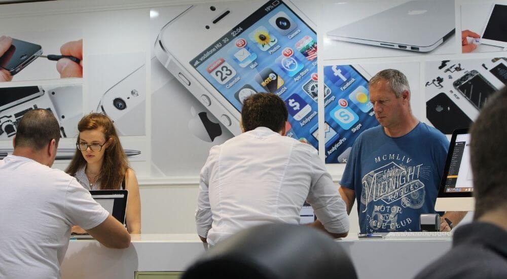 Szervizesek és ügyfelek a Smart Clinic-ben