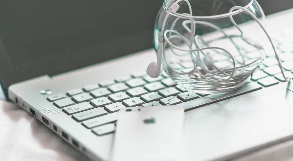 Apple Earpods egy MacBook mellett