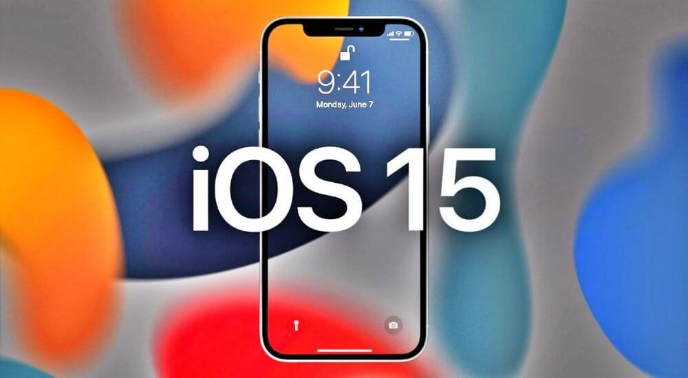 Apple iOS 15 felirat egy iPhone előtt