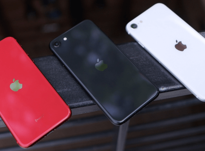 Egymás mellett 3 – egy piros, egy fekete és egy fehér – iPhone SE.
